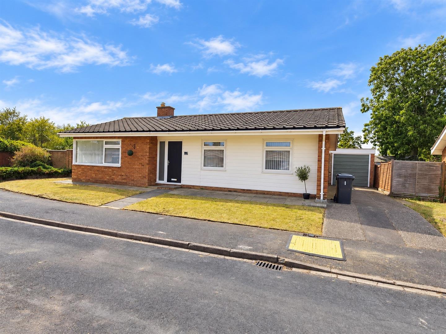 3 bed property in Home Close, Bedford